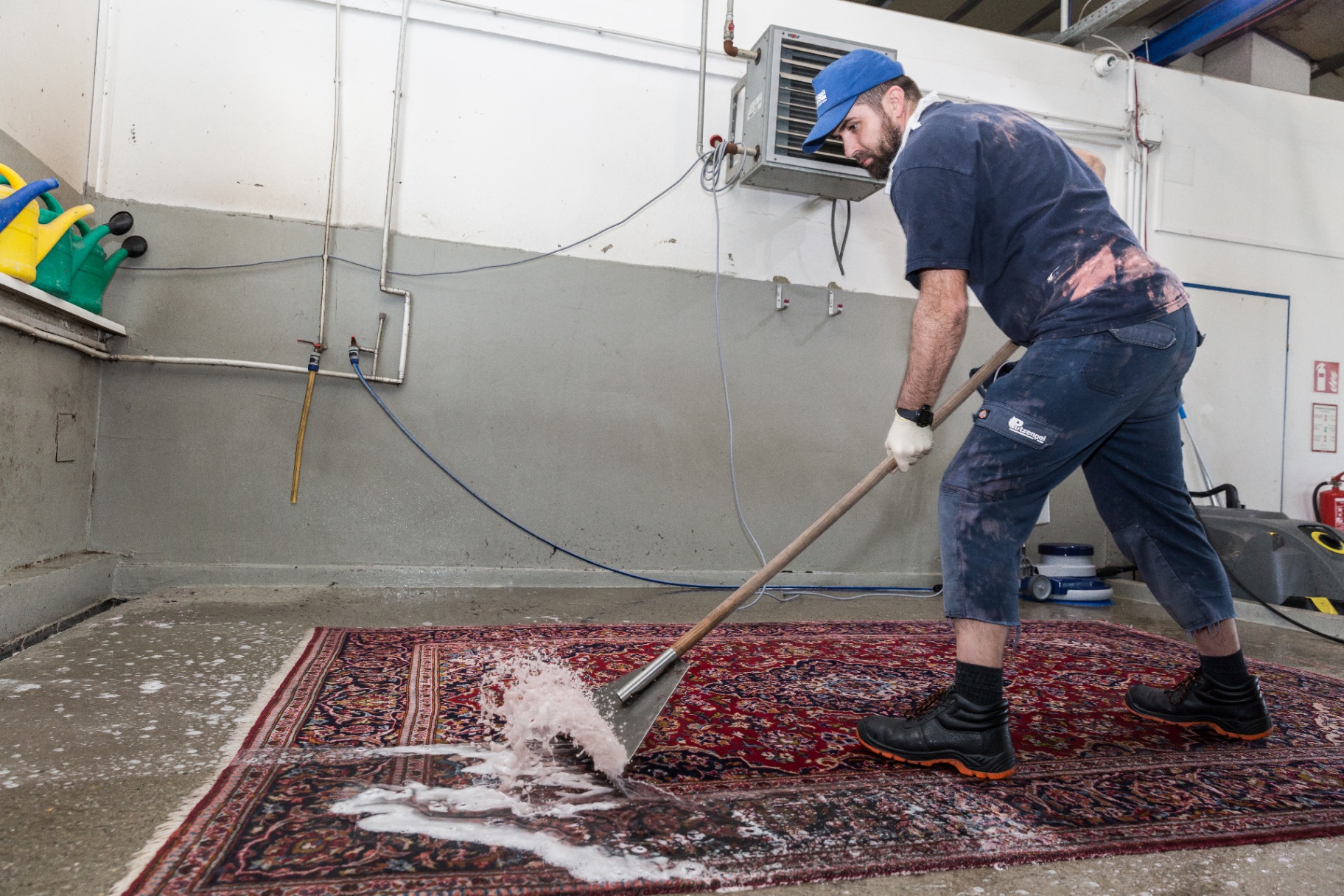 Professionelle Teppichreinigung in Graz mit Hochdruckreiniger auf Orientteppich – Khodai
